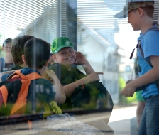 Scherzen vor der Abreise am Bahnhof
