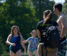 Leiter und Kinder am Badeort