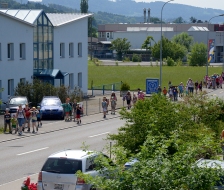 Die Schar trifft beim Freizeitpark ein