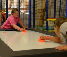 Air-Hockey braucht eine gute Reaktionszeit!