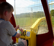 Als Baggerfahrer die Kontrolle behalten