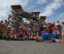 Die Schar vor dem Aussenturm