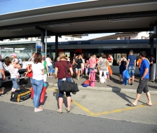 Am Bahnhof warten bereits die Eltern