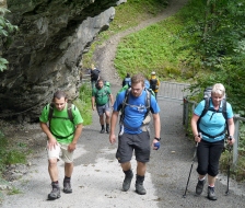 Von Feldwegen auf Strassen und wieder zurück auf Wanderpfade