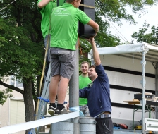 Die neuen Boxen werden aufgehängt