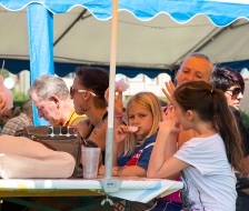 Alt und Jung bei den Festbänken