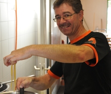 Reto Heeb bereitet das Mittagessen zu