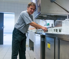 Mario hilft in der Küche mit