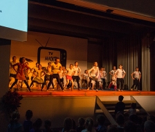 Die kleinen Geräteturnerinnen und -turner in Aktion