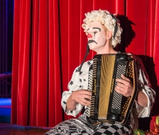 Der traurige Clown eröffnet die lustige Schlussshow