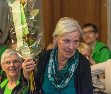 Rösli Gähwiler wird für 50 Jahre Mitgliedschaft geehrt