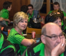 Gespannt gehen die Mitglieder noch einmal das Turnerjahr in Bildern durch