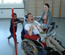 Herr Vidale wird durch den Parcour manövriert