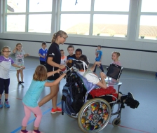 Nina Brühlmann hilft den Kindern mit dem Rollstuhl