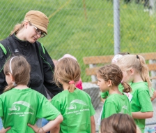 Angelika betreut einige Kids