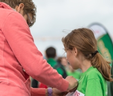 Gerade angekommen wird die Startnummer angebracht