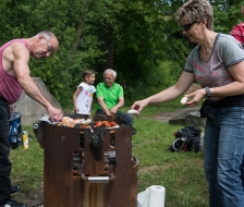Der Grill wird eingeheizt