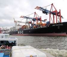 Es hat im Hafen riesige Frachtschiffe zu bestaunen