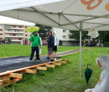 Eine kleine Gruppe beim Weitwurf