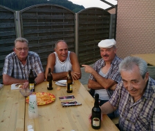 Die Herren bei Wurst und Bier