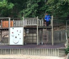 Endlich ein Spielplatz, das ihm entspricht!