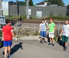 Viele Zigistummel den Geleisen entlang