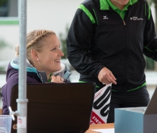 Claudia am Anmeldestand