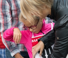 Mamma hilft beim überziehen der Nummer