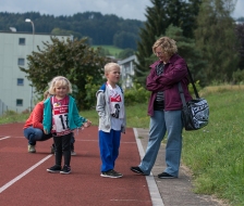 Die Läufer werden im Ziel in Empfang genommen