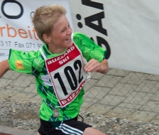 Vorbei an den Bandenwerbungen