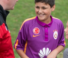 Er hat bereits den Goodie-Bag!