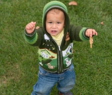 Sogar die kleinsten toben auf dem Rasen herum