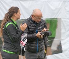 Die geschossenen Bilder werden betrachtet