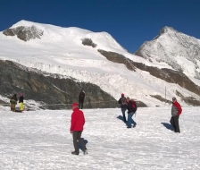 Man(n) wandert über verschneite Pfade