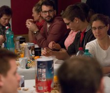 Die beiden gefüllten Tische
