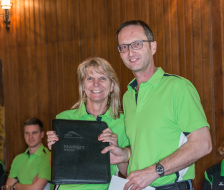 Die Leiter und Funktionäre werden mit einer personlisierten Mappe belohnt