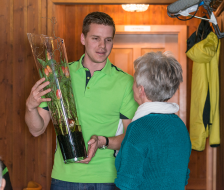 Sybille Tschirky wird in den Kreis der Ehrenmitglieder aufgenommen.
