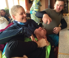 Philipp klaut gleich Romans Nase