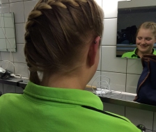 Sie hat die Haare schön