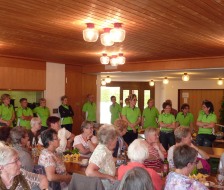 Die Gastgeberinnen in grün