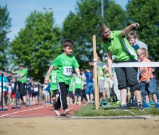Angelika instruiert den jungen Athleten