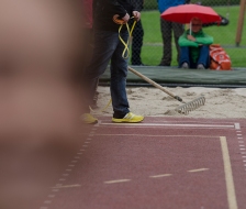 Die Weitsprunganlage wird vorbereitet