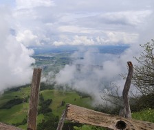 Die Aussicht zeigt sich zwischen dem Nebel