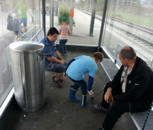 Zwischen neugiereigen Blicken aufräumen