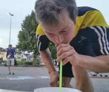 Smarties mit dem Strohhalm transportieren