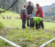 Die Mandeln im abgesteckten Gebiet wollen gefunden werden
