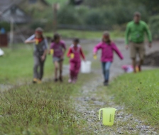 Das Wassser soll möglichst ohne Verleeren sein Ziel erreichen