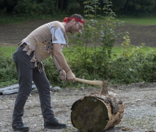 Bruno baut eine Wippe für die kleinen Rothäute