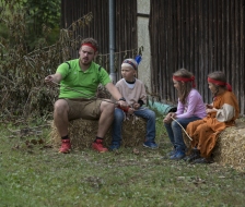 Philipp zeigt einige Tricks beim Schnitzen