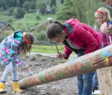 Auch der Totempfahl muss bemalt werden